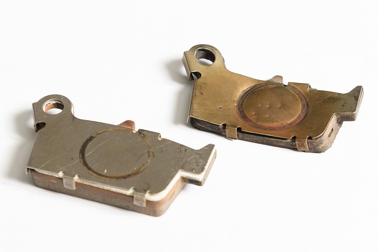 画像: バックプレートがたわむとパッドの当たりは不均一になる。上級バックプレートは硬度を高めて高負荷下でも安定したブレーキフィールを持続させている。