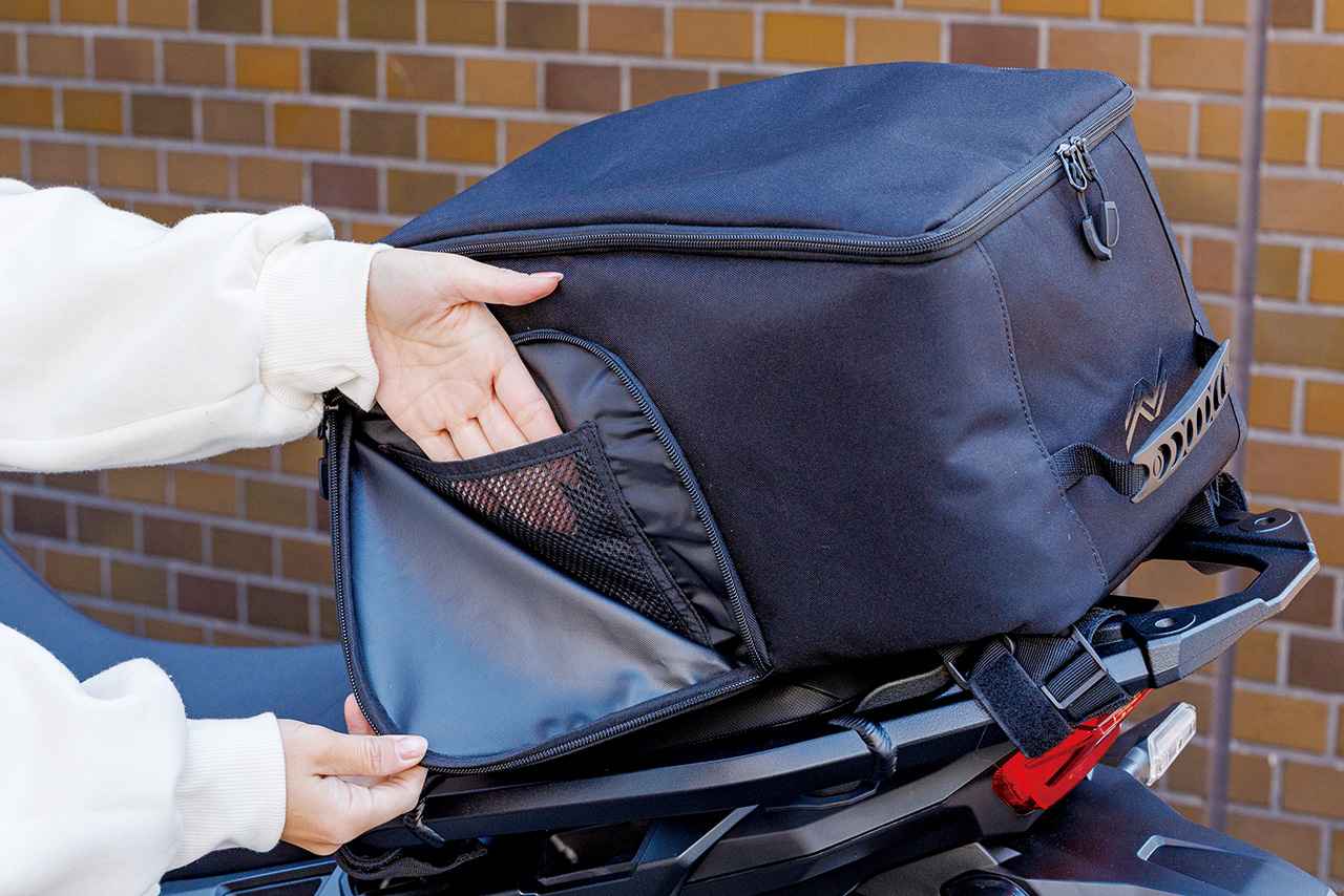 画像: 両サイドにポケットを装備。マチがないので厚みのあるものは入れにくいが、タオルやモバイルバッテリー、サングラスなどの小物収納に便利。