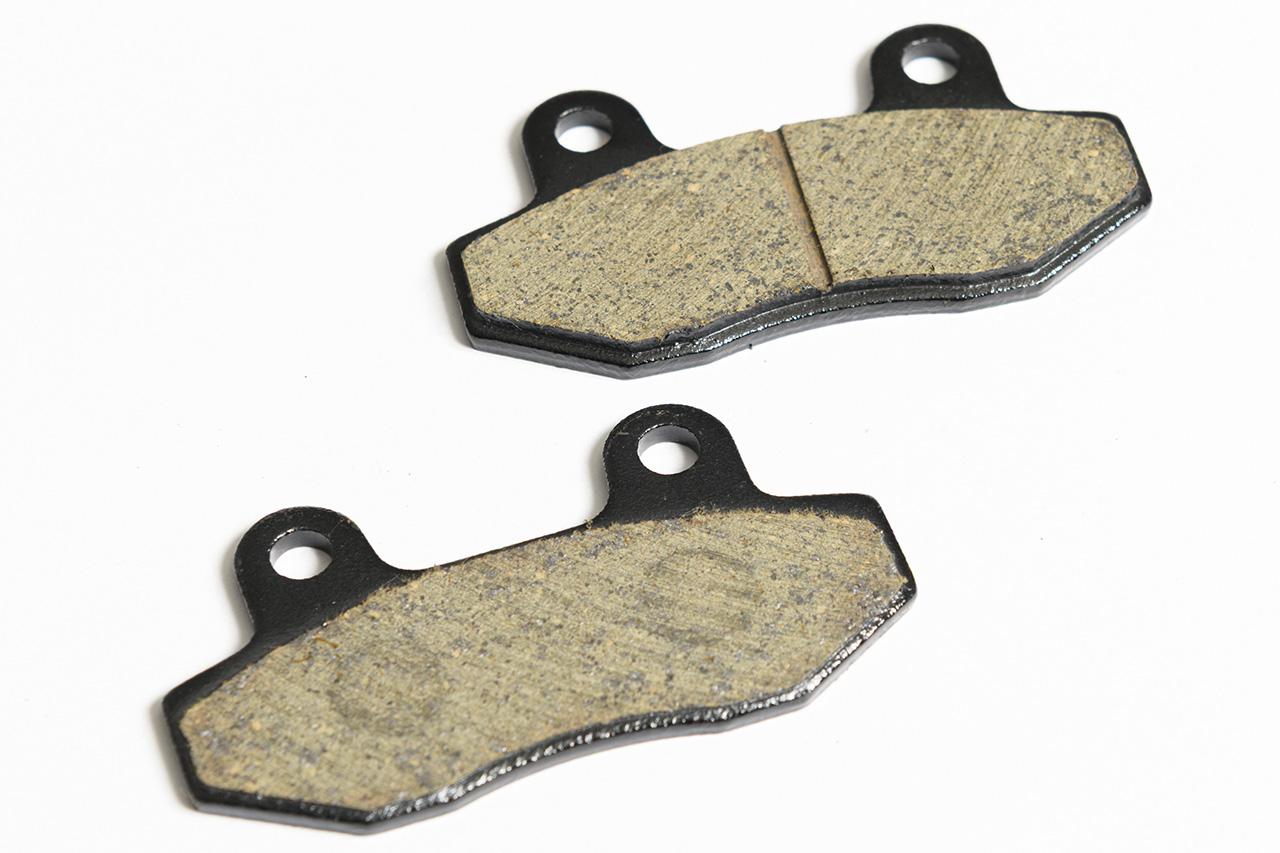 画像: 写真上が残量2mmとなった交換時期にある状態。下は残量ゼロmmでローターとバックプレートが接触してしまう非常に危険な状態だ。