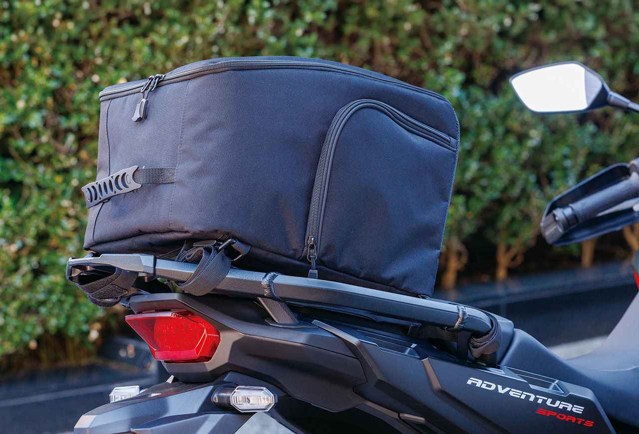 画像: シートバッグとして使うときは付属している4本のベルトで車体に固定。走行中にブラ付かないよう、ベルトに面ファスナーが貼られているのも親切だ。