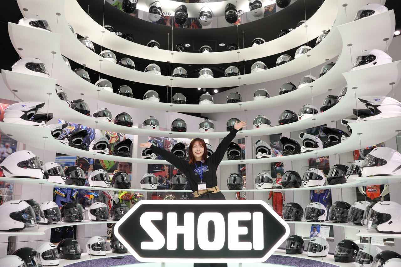 画像: 階段をあがると、そこは歴史と興奮の展示エリア