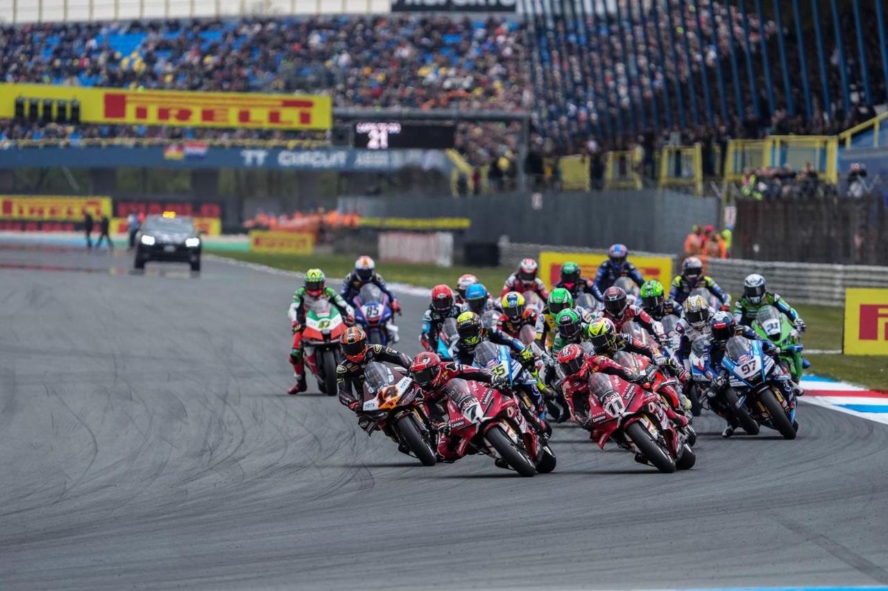 画像: 3番グリッドスタートのレクオナがホールショットを奪う。