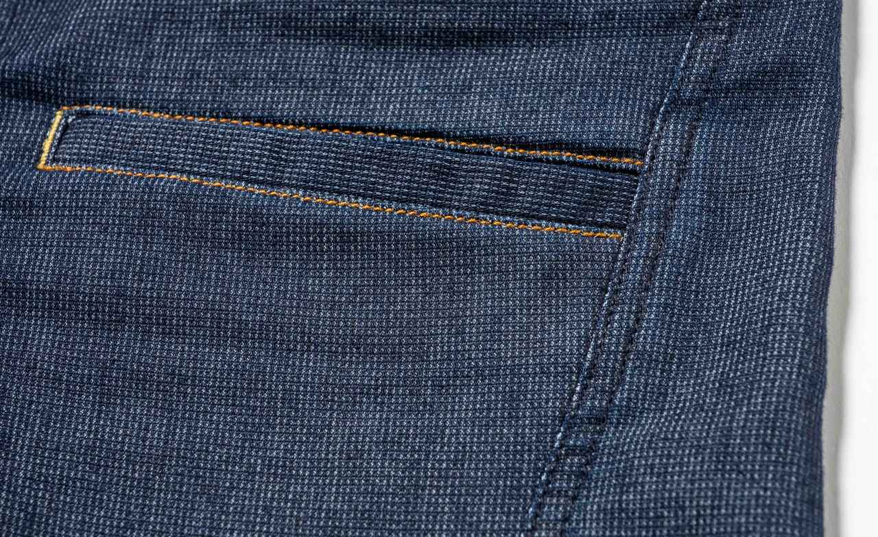 画像: 熱を排出して、速乾、接触冷感で・・・ライダーの夏に必須な機能を満載したバイク用ジーンズ。さらに、使用しているデニムは、デニム界では世界的に有名な名門「カイハラ社」製を採用している。