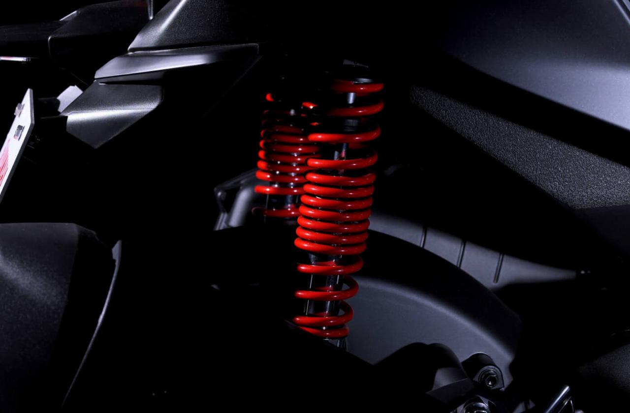 画像2: 【新型登場！】ヤマハ「シグナス Ｘ」トラコン搭載＆新フレームで走り刷新、実用性も大幅進化した125スポーツスクーター