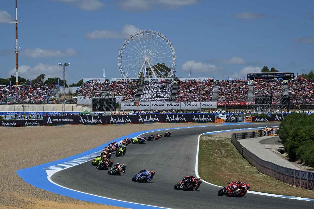 画像: 大観衆が見守るなか、レースがスタート！