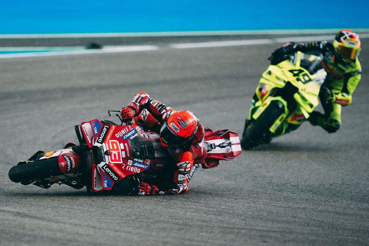 画像: 13コーナーで転倒したマルク・マルケスはコースとピットレーンの外側の芝生を横切ってピットに入った。