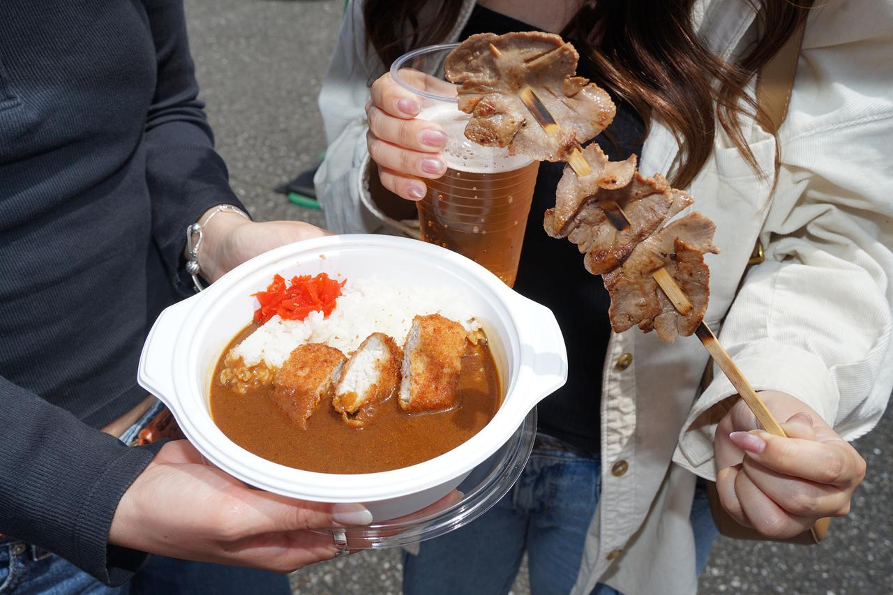 画像: 会場にはキッチンカーも出店！ ただ予想以上の賑わいに午後には欠品もしばしば……とはいえみなさん、しっかりグルメを満喫していました‼（スパイシーカツカレー／1000円、牛ハラミステーキ串／800円、ノンアルコールビール／400円）