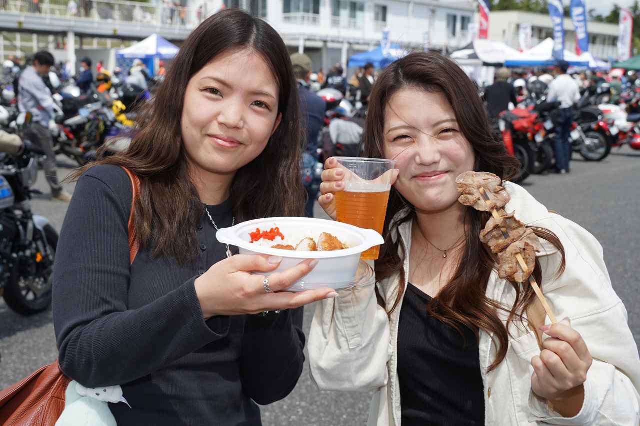 画像2: 会場にはキッチンカーも出店！ ただ予想以上の賑わいに午後には欠品もしばしば……とはいえみなさん、しっかりグルメを満喫していました‼