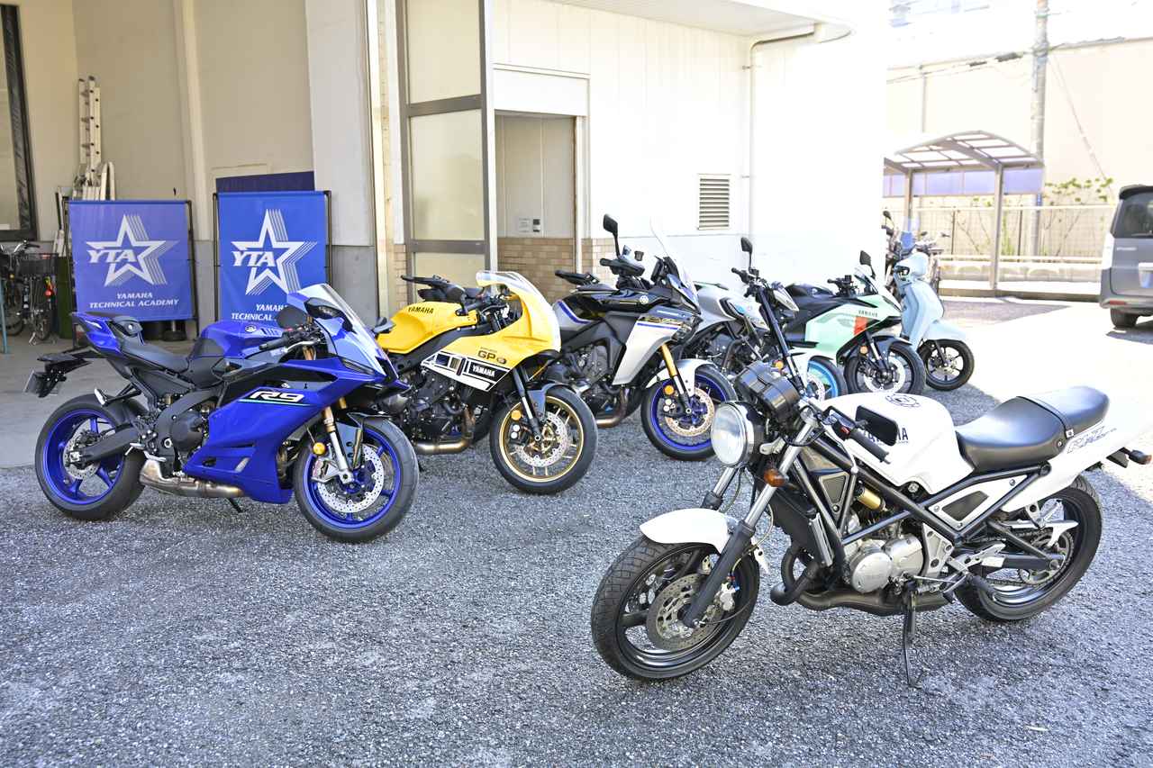 画像: ヤマハ バイクレンタル戸田美女木の店舗はヤマハ バイクレンタルの青い幟が目印です。エントランス奥の受付電話で来店を告げてから、3階の受付入口を目指します。