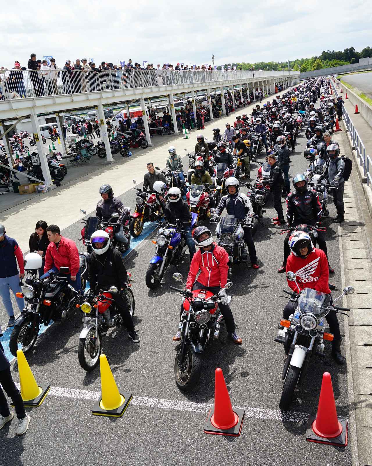 画像: こちらはサーキットパレードラン。「サーキットのコース上をCBで埋め尽くそう！」のキャッチフレーズどおり、多くのCBファンたちで賑わいました。