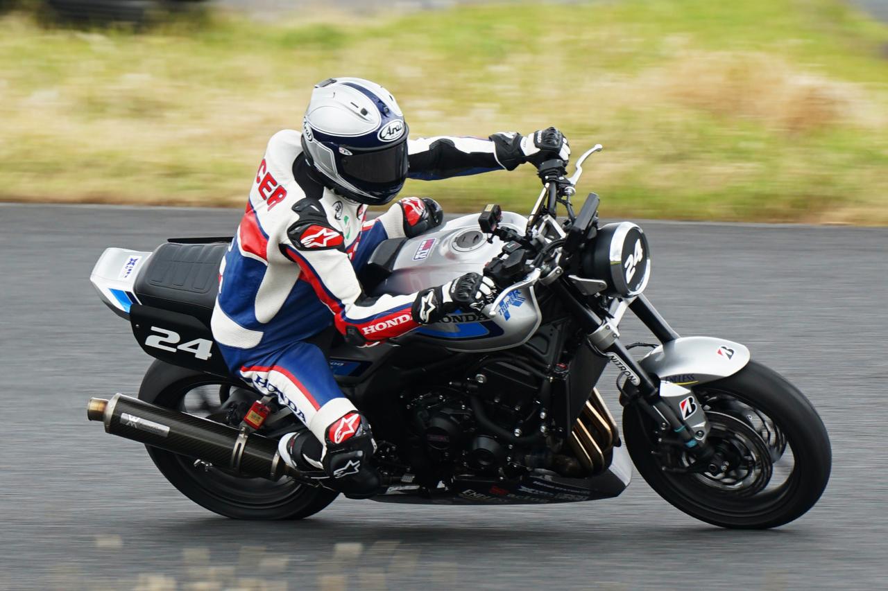 画像2: スペンサー氏のライディングは好調、現役を退いて長いものの、スマートなライディングをみせてくれました。