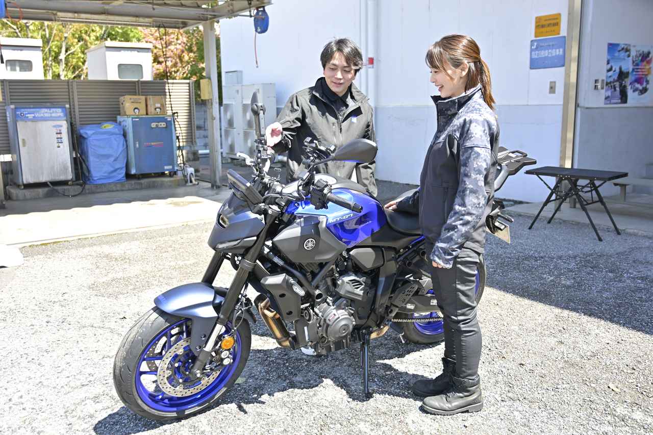画像: 平嶋夏海ちゃんがレンタルバイクを利用する際に気をつけているのは、出発前にミラー位置を調整することと、クラッチ＆ブレーキレバーの高さや遊びを確認＆調整すること。レバー類の調整に工具が必要な車種にも関わらず、確認を忘れて出発してしまい、「やっちまった！」と思いながら一日走ってることもたまにあるそうです（笑）。