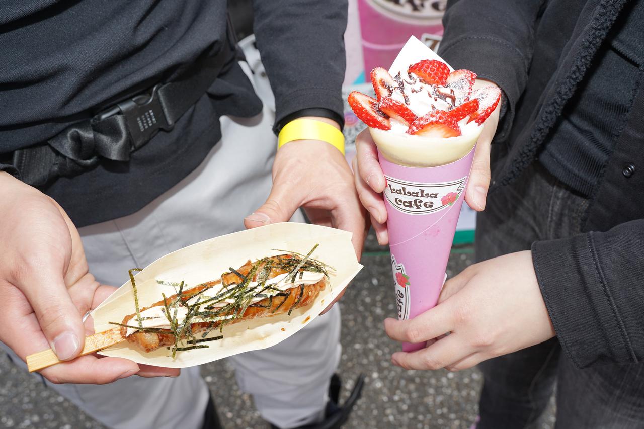 画像: 会場にはキッチンカーも出店！ ただ予想以上の賑わいに午後には欠品もしばしば……とはいえみなさん、しっかりグルメを満喫していました‼（肉巻きおにぎり／600円、いちごクレープ／800円）