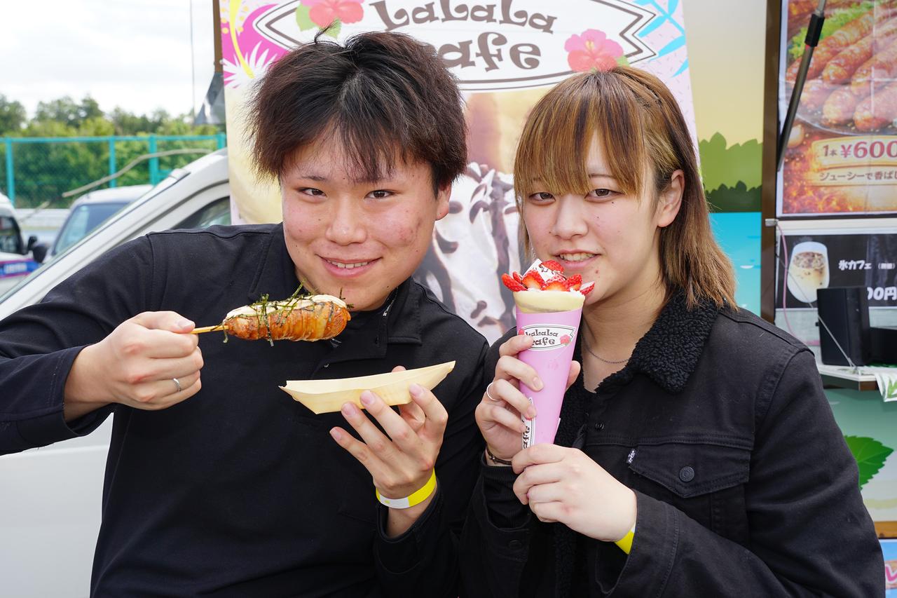 画像1: 会場にはキッチンカーも出店！ ただ予想以上の賑わいに午後には欠品もしばしば……とはいえみなさん、しっかりグルメを満喫していました‼