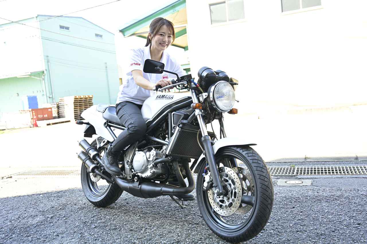 画像: ヤマハR1-Zにまたがる平嶋さん。「いつかはレンタルしてツーリングしてみたい！」とは本人。