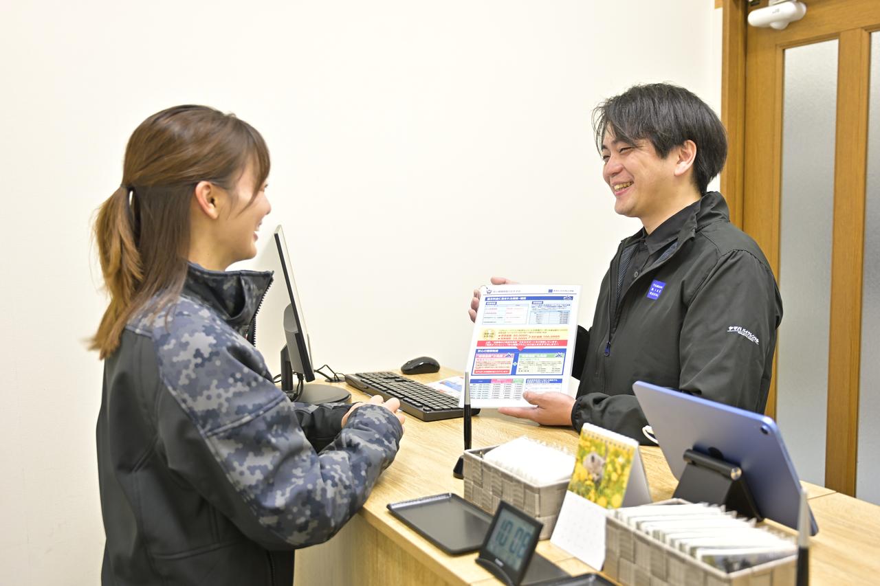 画像: 受付ではシステムの説明などを受けました。