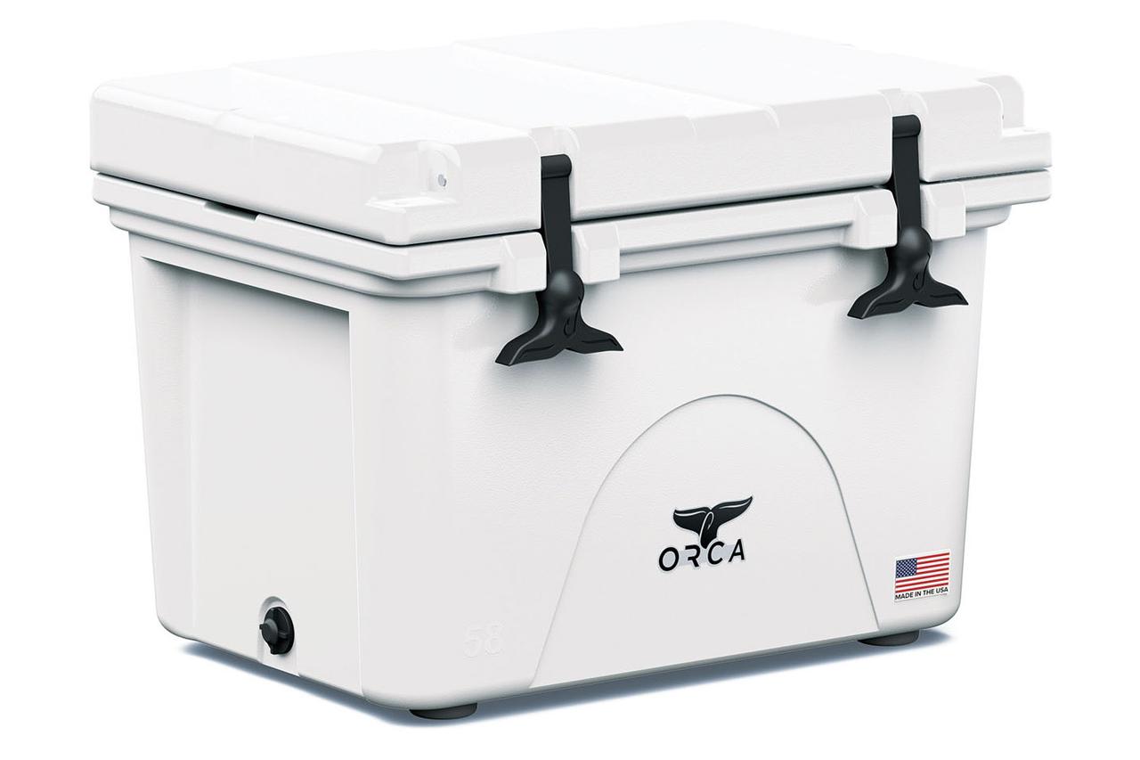 画像: ▲アメリカのクーラーボックスメーカー、ORCA社製ハードクーラーボックス(55リットル容量)を標準装備。