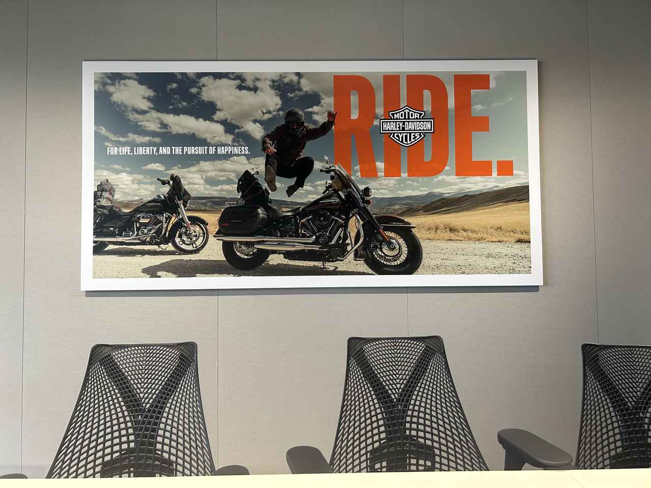 画像: インタビュールームの壁に掲げられたポスター。