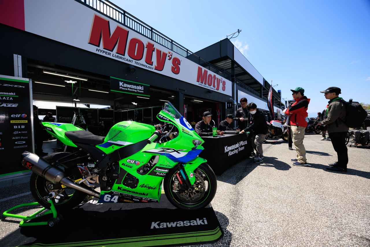 画像: 今季から投入された新型Ninja ZX-10R。カワサキを象徴するライムグリーンとウイングが特徴的な1台。