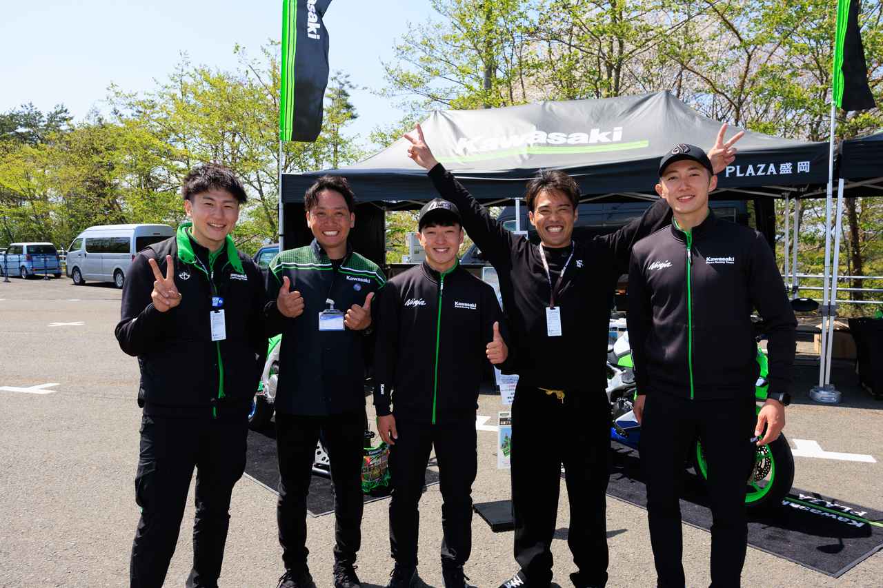 画像: 笑顔も雰囲気も最高なKawasaki Plaza Racing Team。今年は飛躍の年になる予感！優勝の喜びを分かち合えるのは現地観戦の特権ですので、ぜひサーキットにお越しください！！