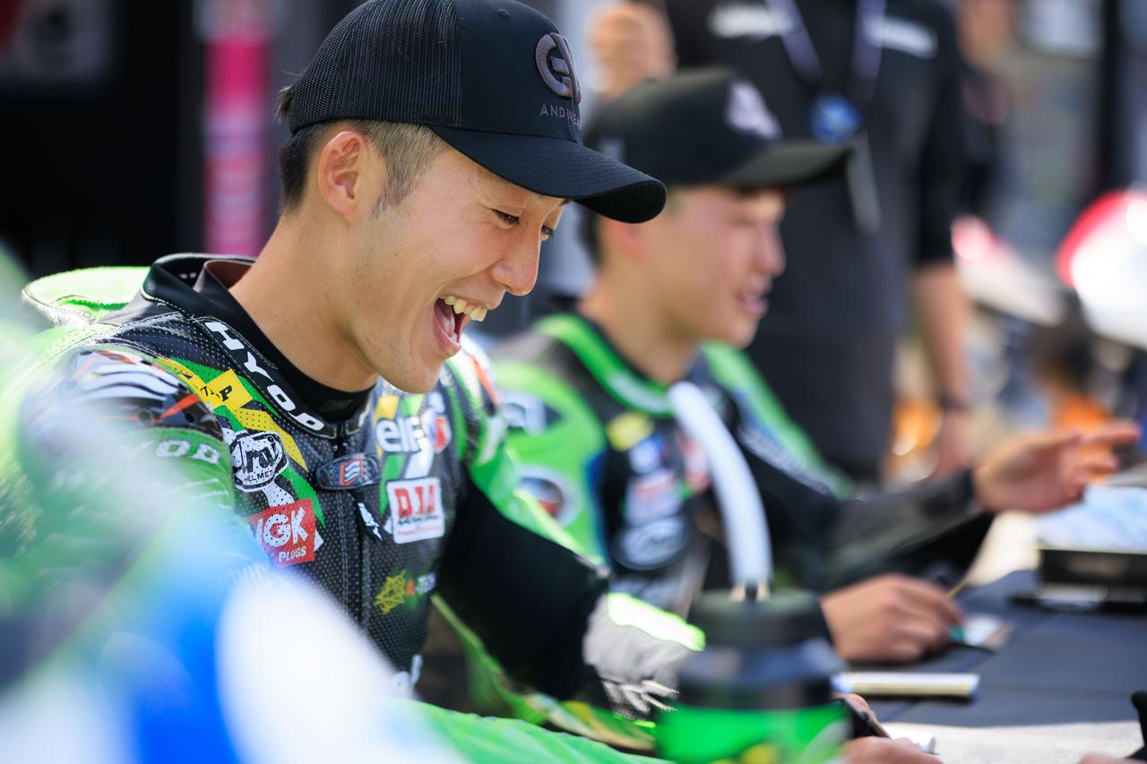 画像: 緊張感のあるレースウィークですが、ライダーにとってファンとの交流は大切な時間。岩戸選手も彌榮選手も、ファンの皆さんから直接贈られる声援に思わず顔がほころびます。