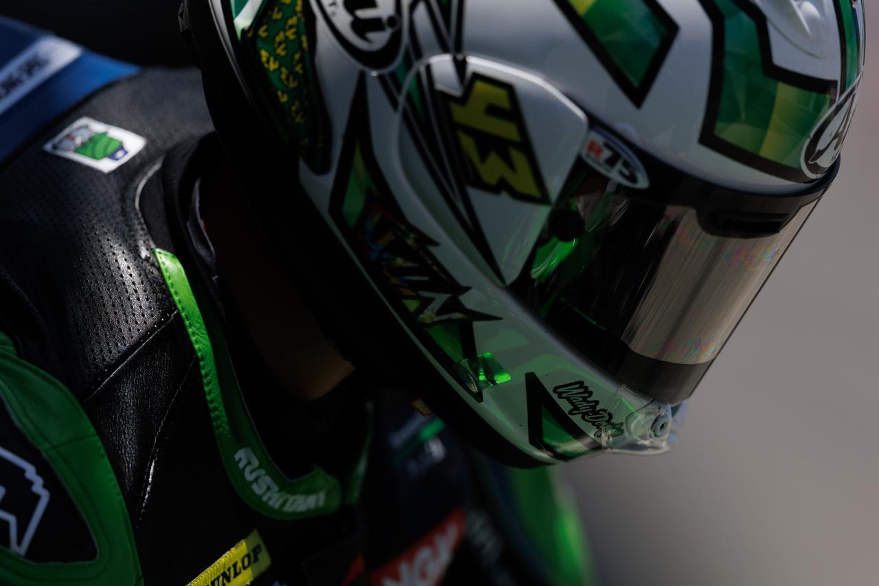 画像: レースに向けて集中力を高めていく彌榮選手。予選の悔しさを決勝レースにぶつけていきます。