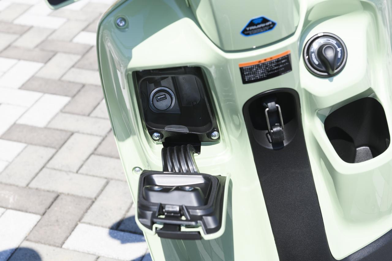画像: 左側のポケットはワンタッチで開閉でき、内部に充電ソケット（USB Type-A）を内蔵。右側のオープンポケットは600mlのペットボトルを収められる。メインキーにはスマートキーを採用している。