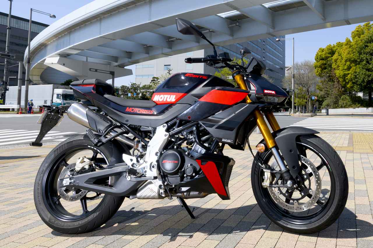 画像: FANTIC STEALTH125 2025年モデル 総排気量：124.66cc エンジン形式：水冷4ストSOHC4バルブ単気筒 シート高：810mm 車両重量：129kg（ガソリン抜き） 税込価格：96万円