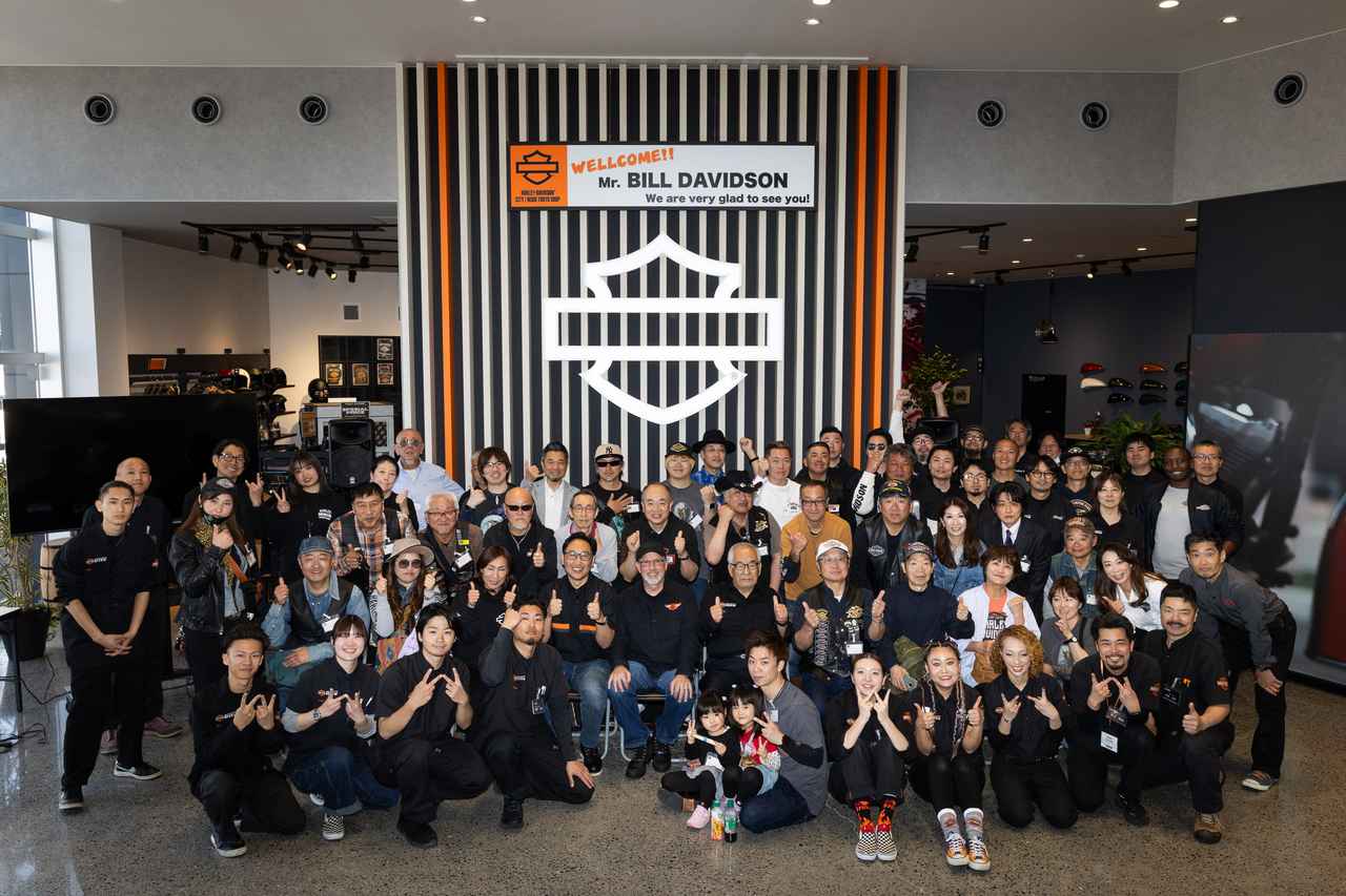 画像: ハーレーダビッドソンシティ西東京(東京都西東京市)には、平日だったにも関わらず、ビル・ダビッドソンが来ると聞いたファンたちが多く押し寄せた。