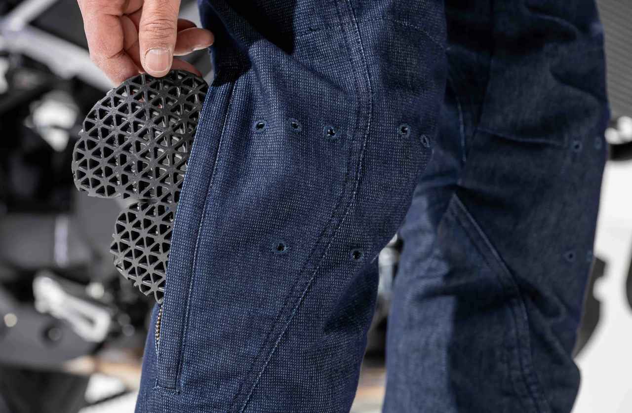 画像: 膝のEVAメッシュ構造プロテクターは外側から着脱が可能。プロテクター袋にも風の抜けるメッシュ素材を採用しています。