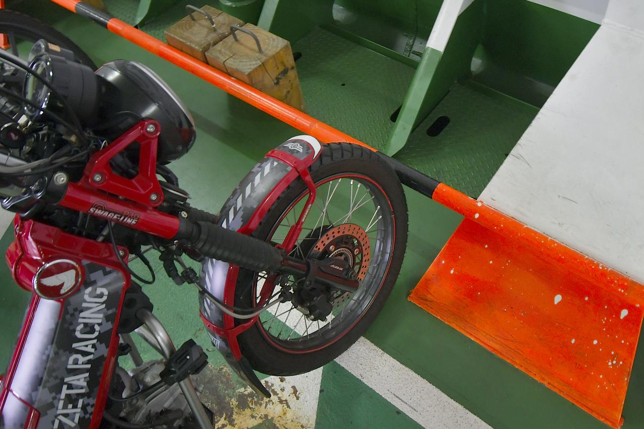 画像4: 乗船の流れとフェリーにバイクを載せる時の固定について