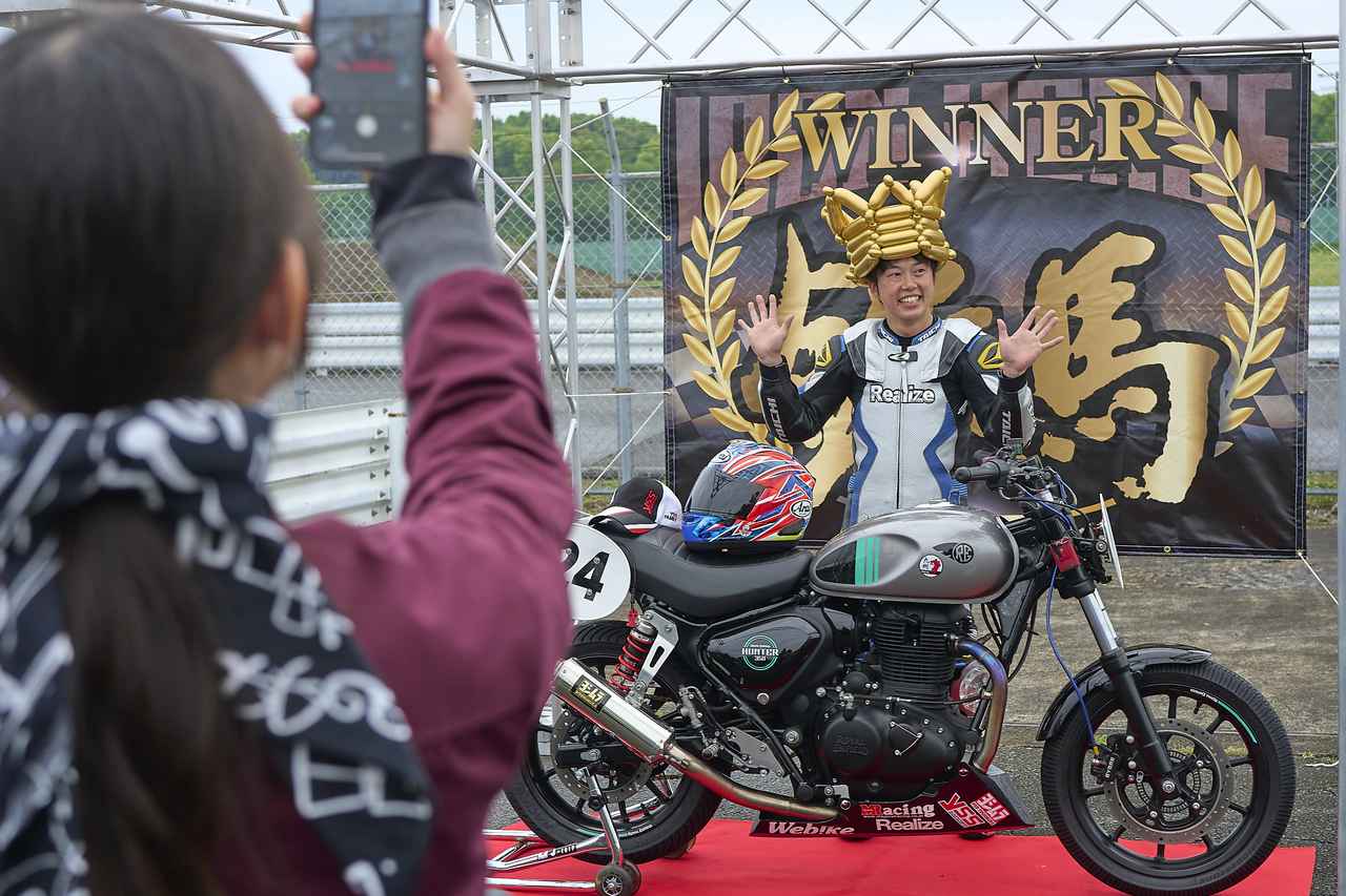 画像: ロイヤルエンフィールドをNC350クラス初勝利に導いた道岡さん。