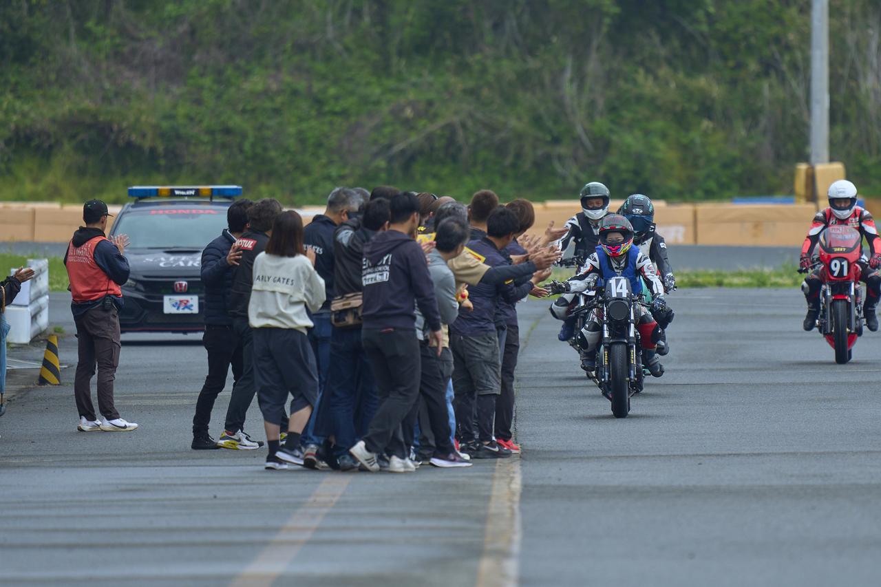 画像: 完走したバイクを皆が迎えてくれるのが鉄馬だ。