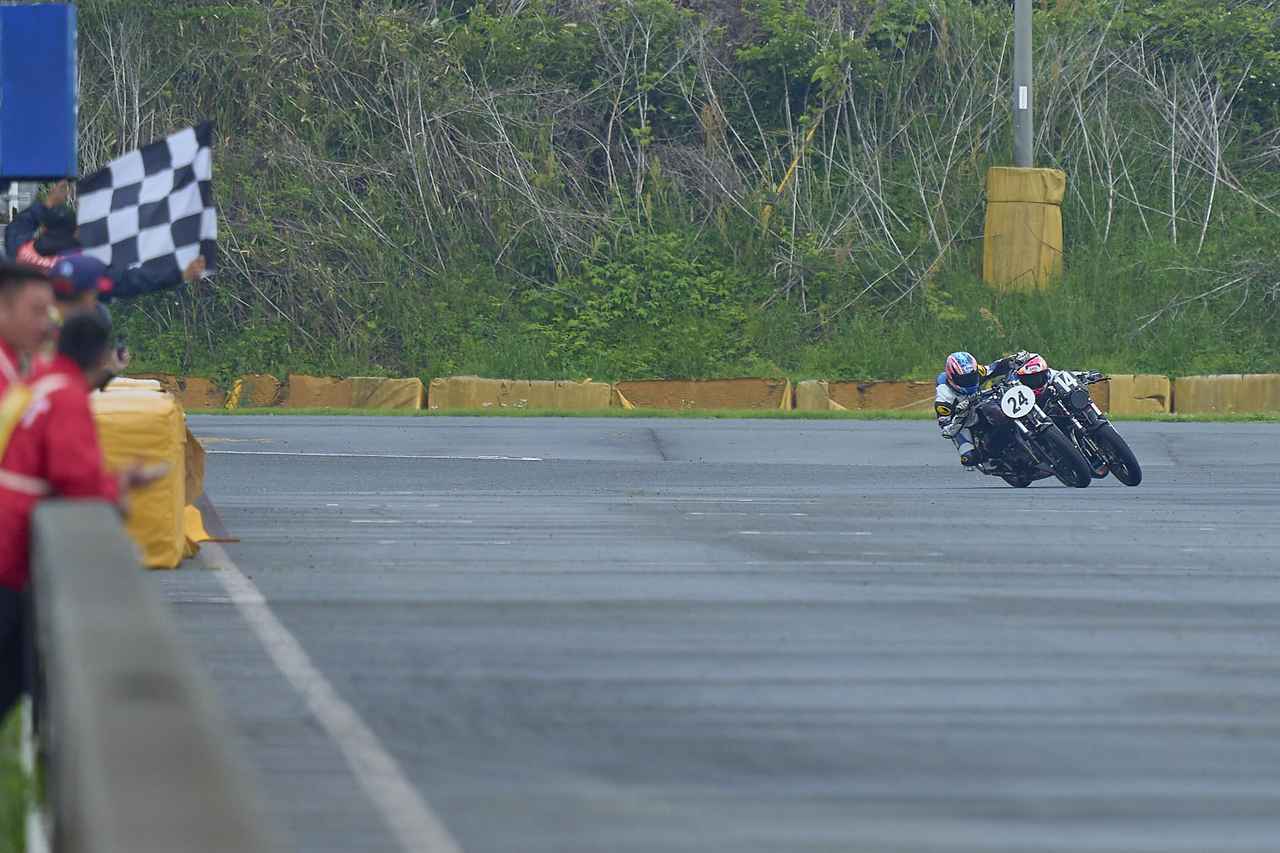 画像: 最終コーナーのブレーキングで中山さんのインに入った道岡さんが優勝！