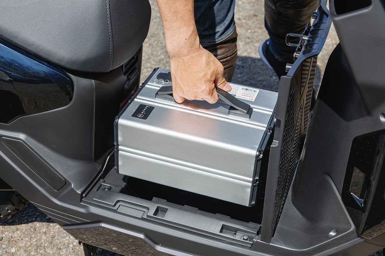 画像: 専用の着脱式リチウムイオンバッテリーはフロア下に収まる。大きさは2Lのペットボトル6本分程度で重量は11.4kg。