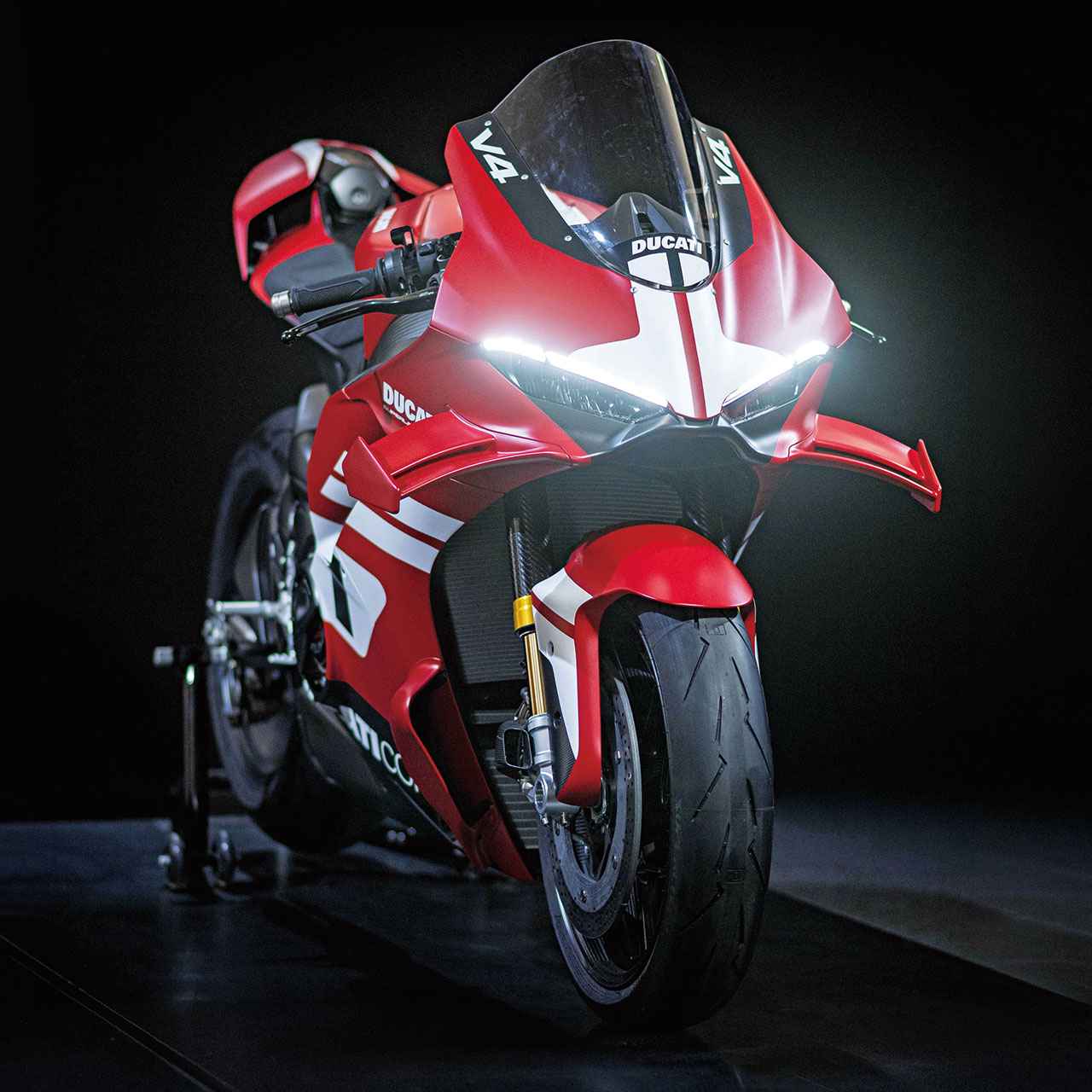 画像: DUCATI SuperLeggera V4 Centenario 世界500台限定 総排気量：1103cc エンジン形式：水冷4ストDOHC4バルブV型4気筒 シート高：855mm 車両重量：173㎏（燃料除く）