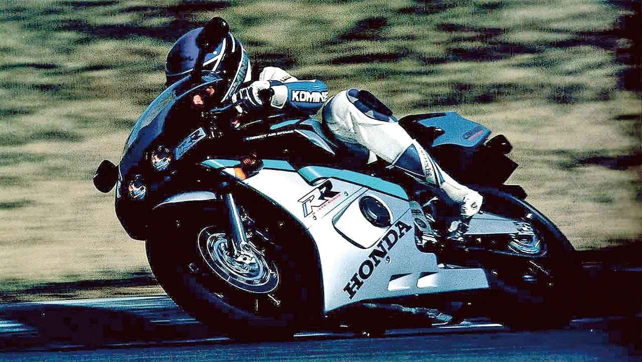画像: Honda CBR400RR 1990年 カムギアトレインの直4と低重心フレーム、そしてガルアームが生み出す切れ味鋭い旋回性能は、当時のライダーを魅了し続けた。