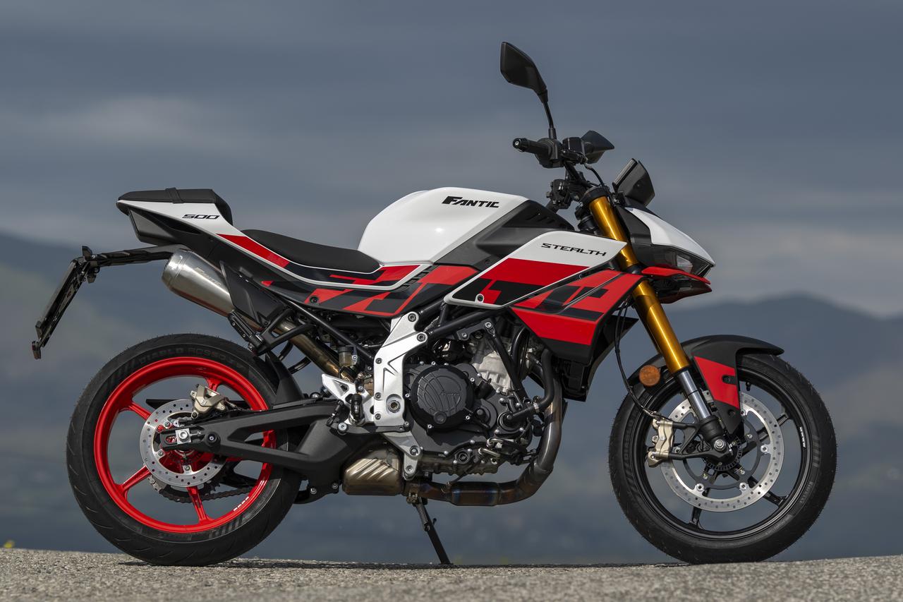 画像: FANTIC Stealth 500 2026モデル 総排気量：463cc エンジン形式：水冷4ストDOHC単気筒 シート高：810mm 車両重量：147kg 価格：126万5000円