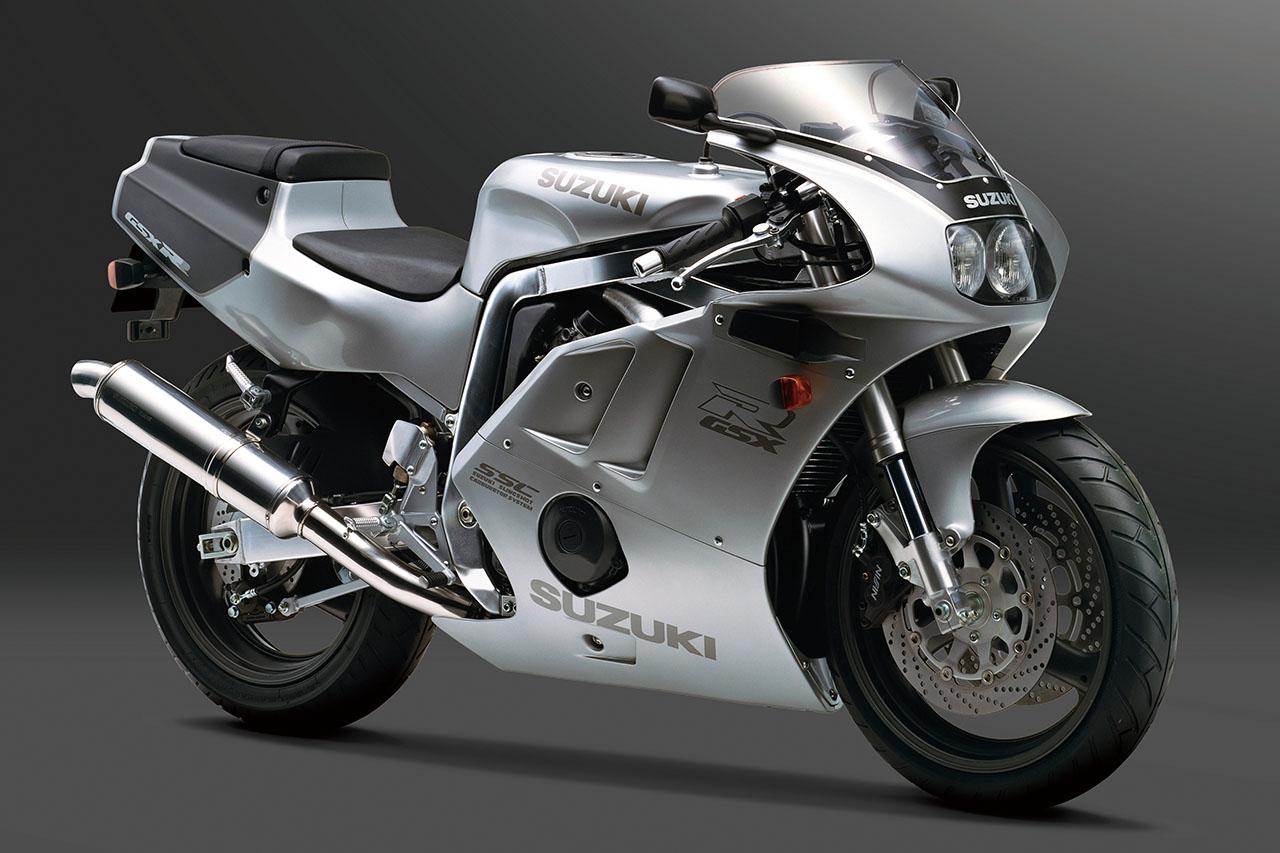 画像: SUZKI GSX-R400R 1990年 新設計の水冷DOHC4バルブ並列4気筒エンジンを搭載した、スズキ400ccレーサーレプリカの集大成的モデル。TT-F1レーサー譲りのアルミダブルクレードルフレームと倒立フロントフォーク、スラントノーズカウルを組み合わせることで、サーキット直結のパッケージを実現した。