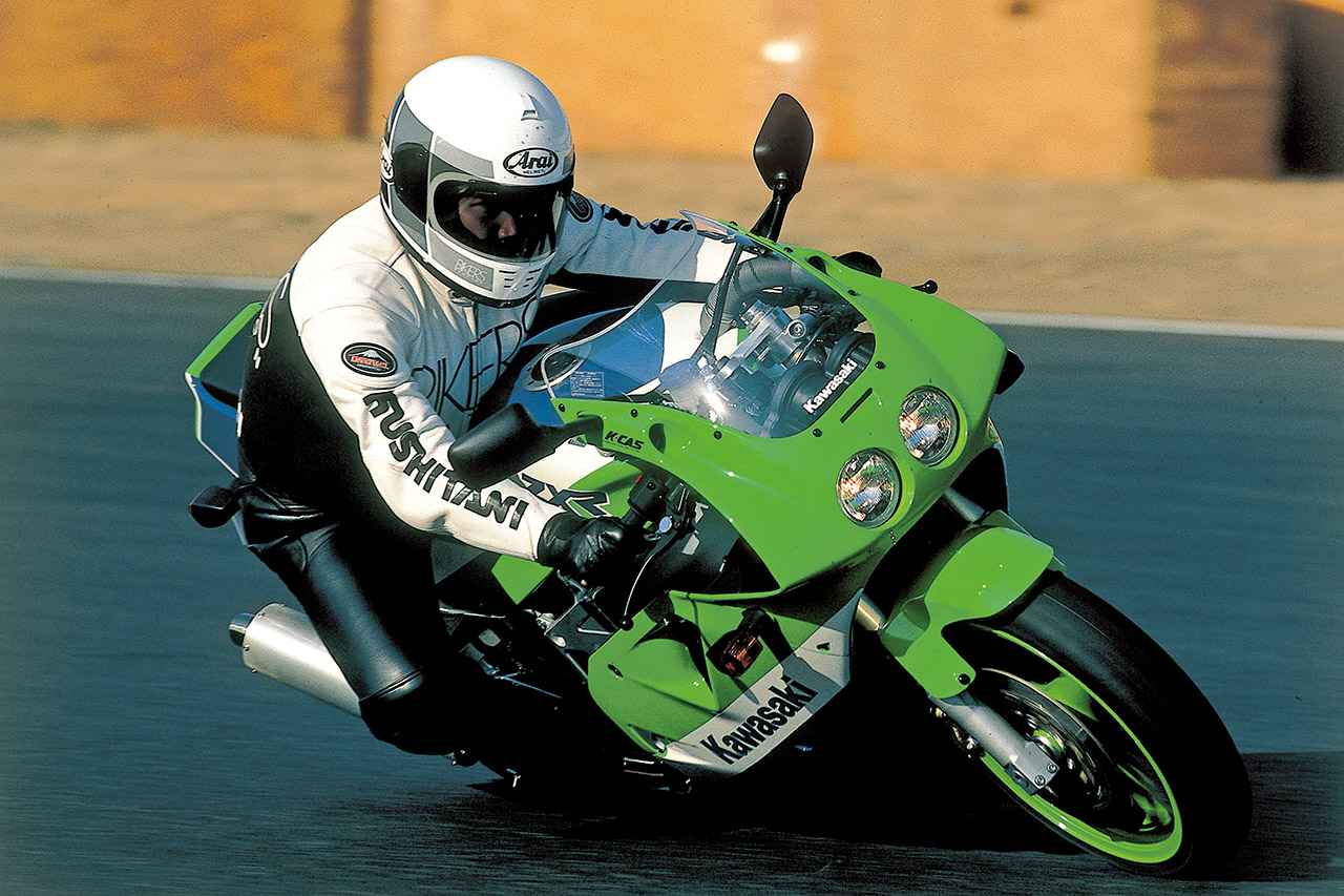 画像: KAWASAKI ZXR400 1989年 高回転域で炸裂する4気筒の咆哮と、倒立フォークが生む確かな接地感。E-BOXフレームの剛性が旋回中のラインを寸分狂わず支え、スロットルを開ければ鋭く立ち上がる。まさにナンバー付きレーサーの真骨頂だった。