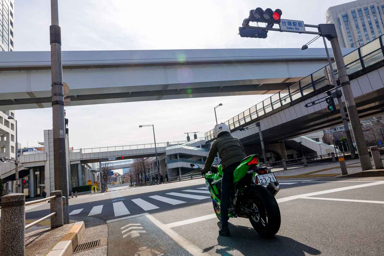 画像: ▲ちょうど都内に到着したとき、信号で止まったので、窓ガラスに映る自分をちらっと見てからヴンッとアクセルを開けて発進。カッコいいなあ、なんて、満足感が高まります。