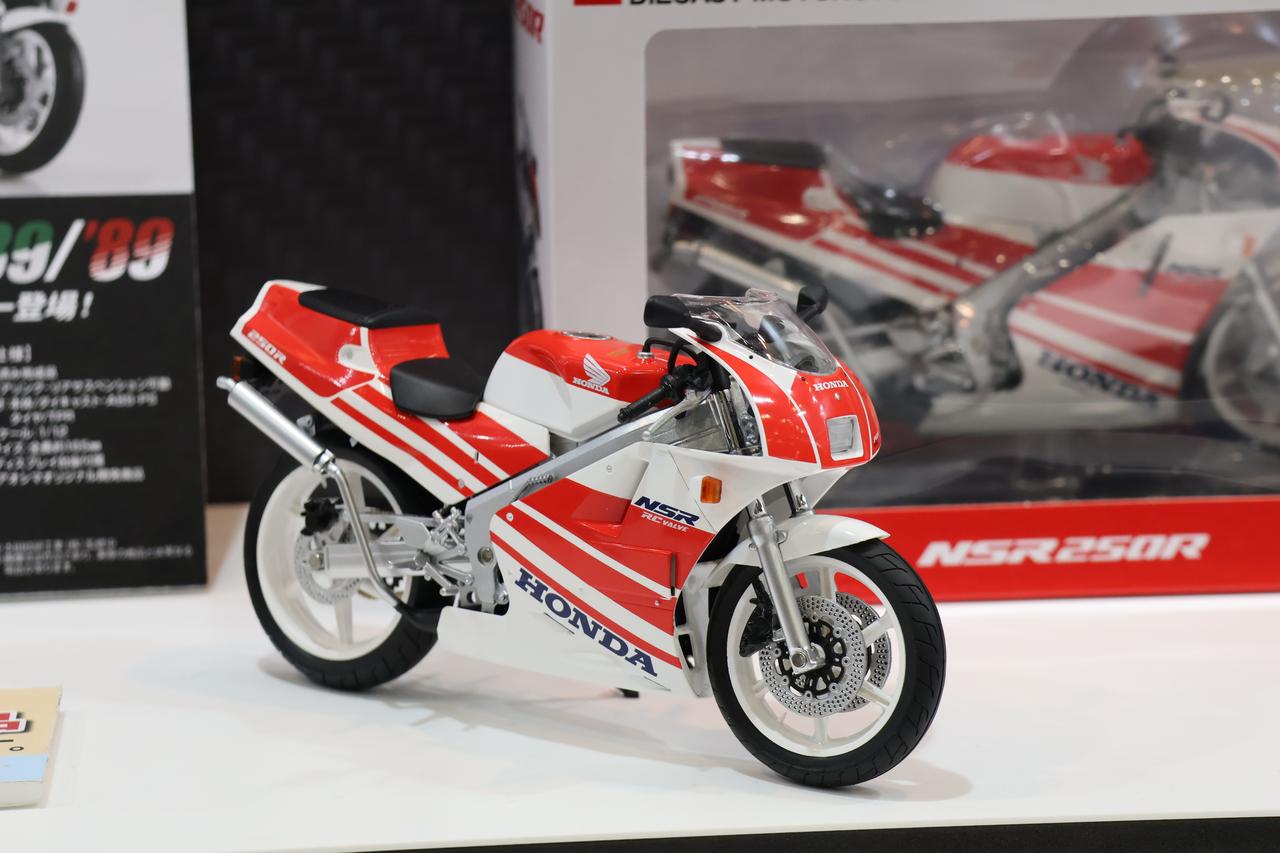 画像: アオシマ 1/12 完成品バイク HONDA NSR250R '89 ロスホワイト×ファイティングレッド 価格:4620円 発売日:2026年5月予定