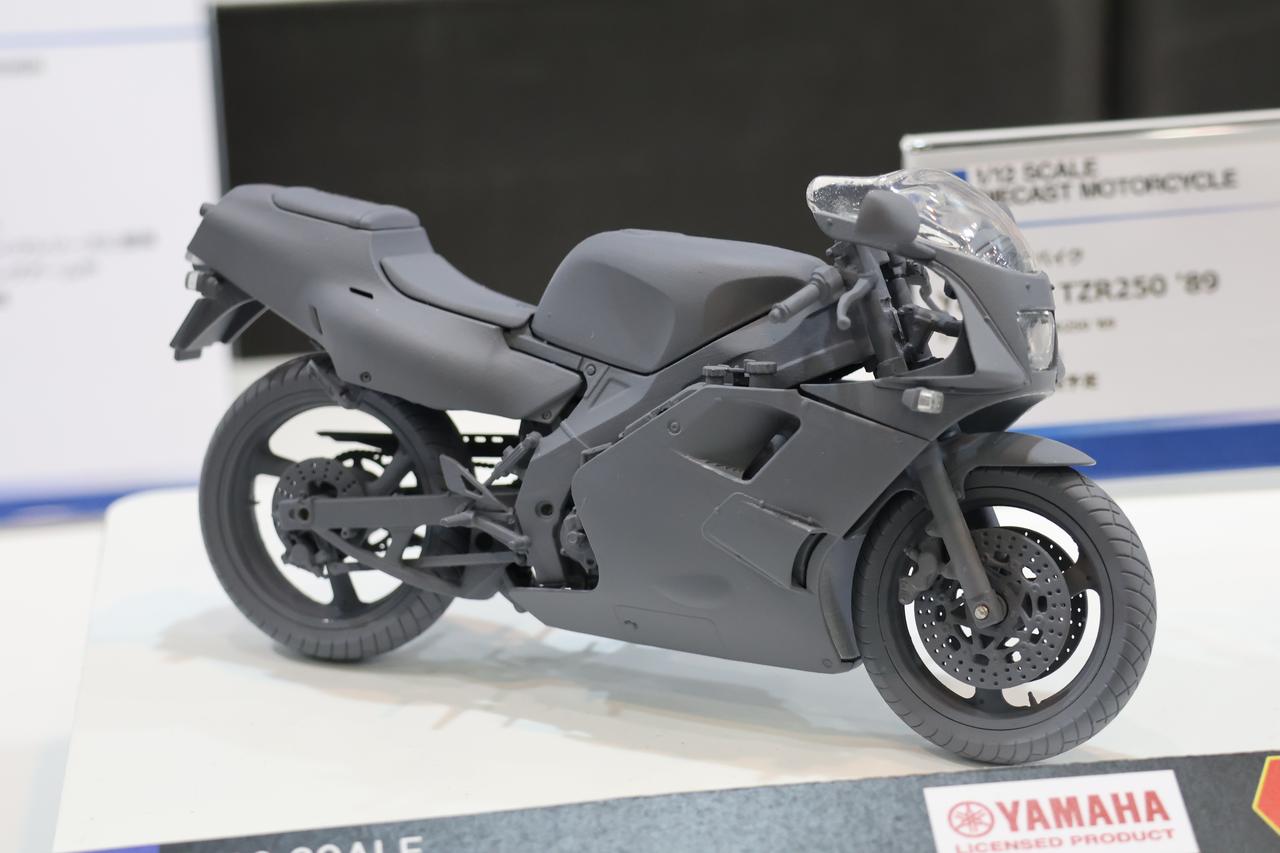 画像: アオシマ 1/12 完成品バイク YAMAHA TZR250 ’89 参考展示