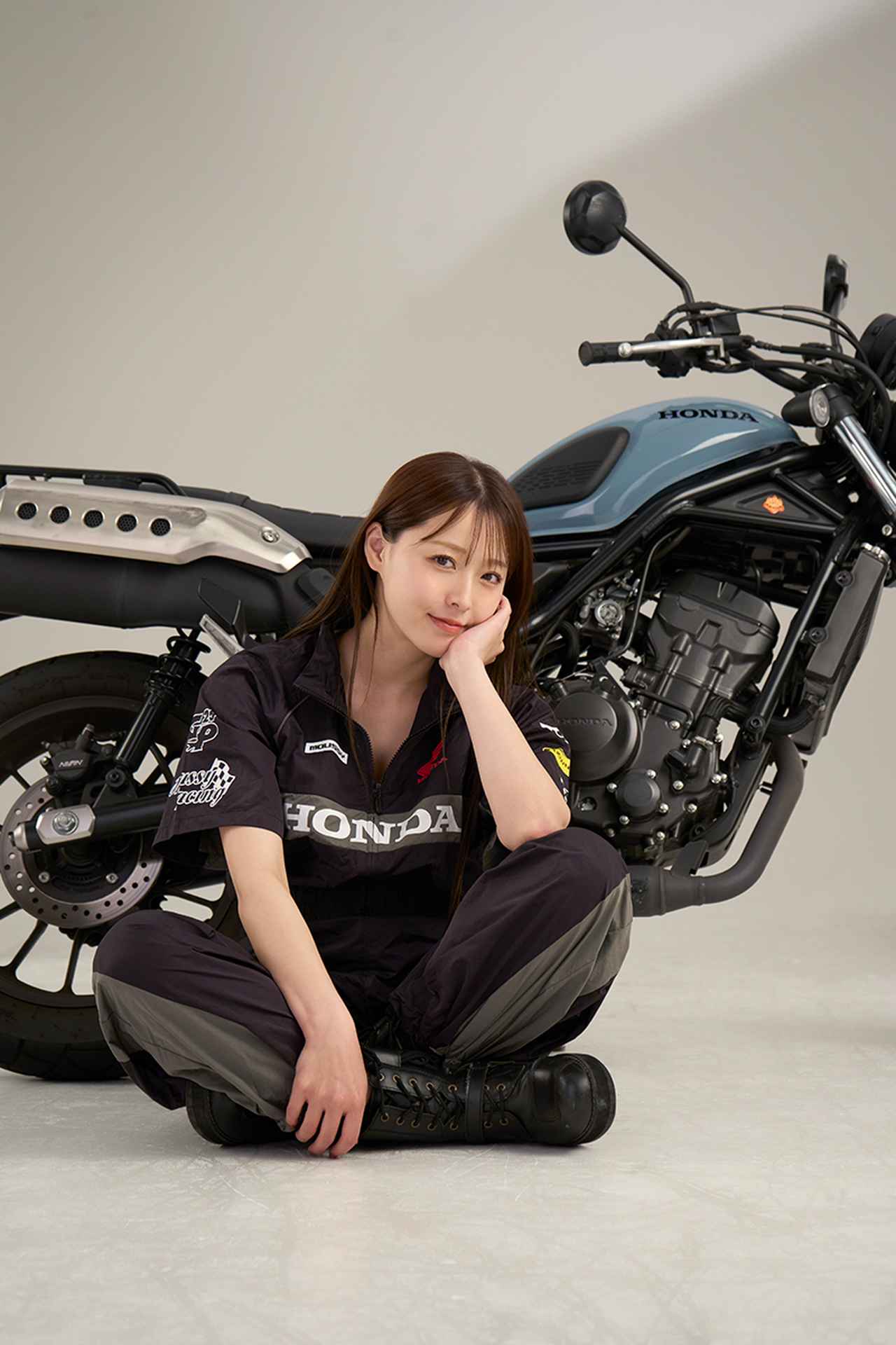 画像: 坂元誉梨(さかもと より) 宮城県仙台市出身の女優・モデル・グラビアアイドルとして、雜誌や縦型ドラマなど活躍の場を広げている。愛称はよりぴ。愛車はHonda CL250で、オートバイ女子部としてだけでなく、モーターサイクルショーや二輪専門メディアへの出演も増加中。 www.instagram.com