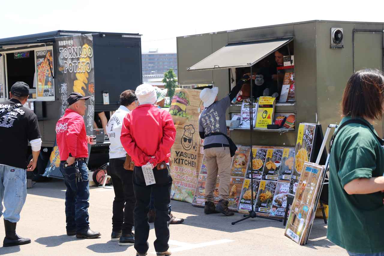 画像: ▲会場にはキッチンカーの出店もあり、美味しいグルメを片手に休憩する人たちで賑わっていました。