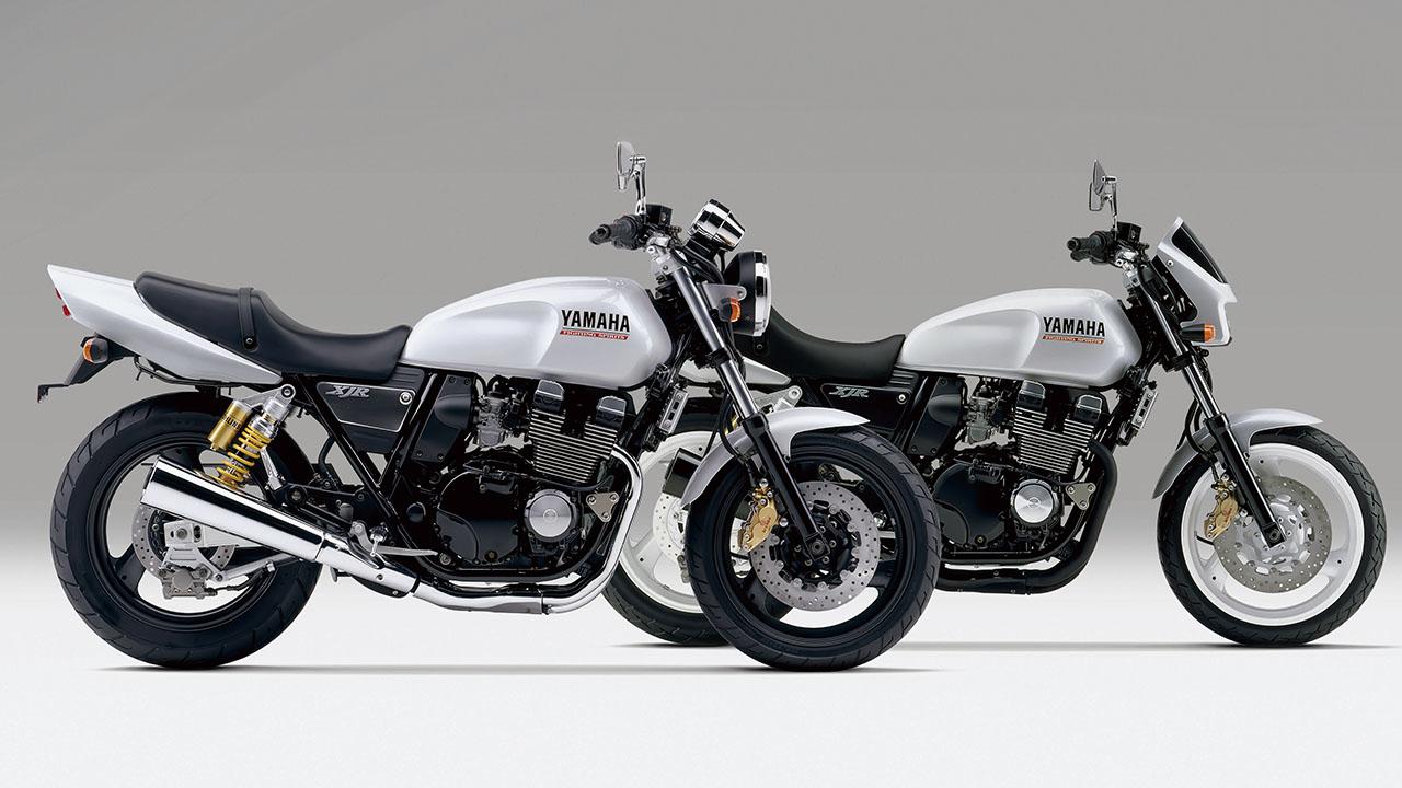 画像: YAMAHA XJR400R(左) 1996年 XJR400R II(右) 1996年 いずれもオーリンズ&ブレンボを標準装備 XJR400Rは、XJR400の上級グレードとして1995年に登場。空冷DOHC4バルブ並列4気筒を搭載し、ブレンボ製ブレーキキャリパーとオーリンズ製リアサスペンションを備えたハイスペック仕様である。XJR400R IIは、メカニズムを共通としつつ、角形ヘッドライトのビキニカウルや専用デジタルメーターを装備し、当時のNK4レース車両を思わせるスタイルを与えられた派生モデルだ。