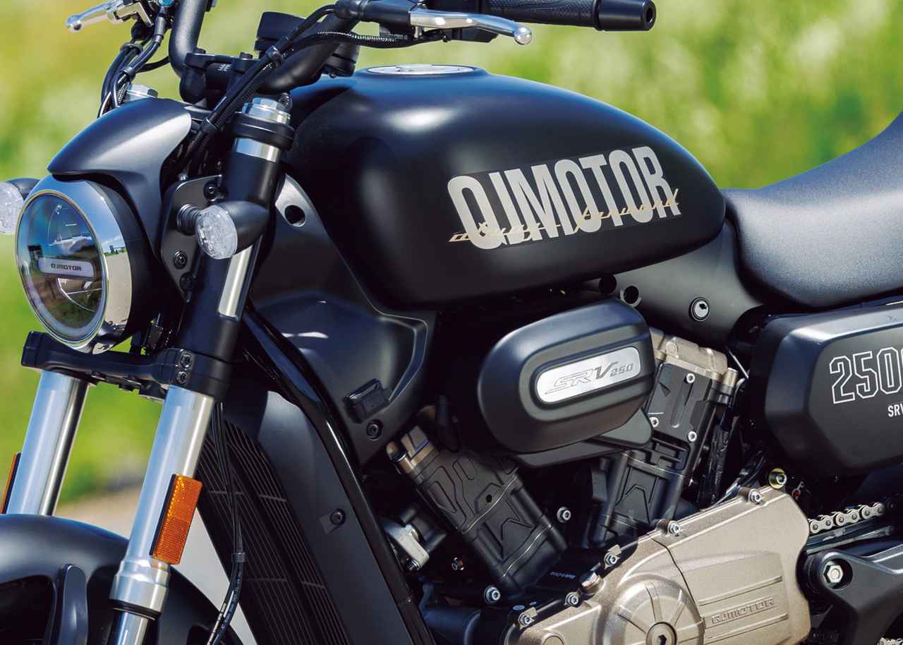 画像: 【レビュー】QJモーター「SRV250」インプレ（2025年）存在感あるスタイリングに伸びやかなVツインエンジンが魅力 - webオートバイ