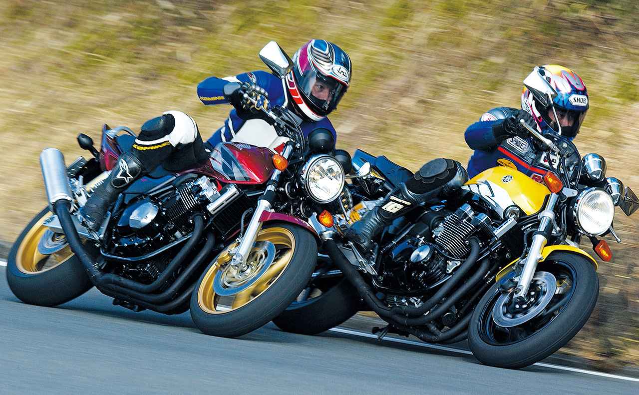 画像: ゼファーブームで火がついた400ネイキッド全盛期。XJR400(右)とCB400SFが並走するこの一瞬は、直4ライバルが競い合った熱い時代そのものだ。