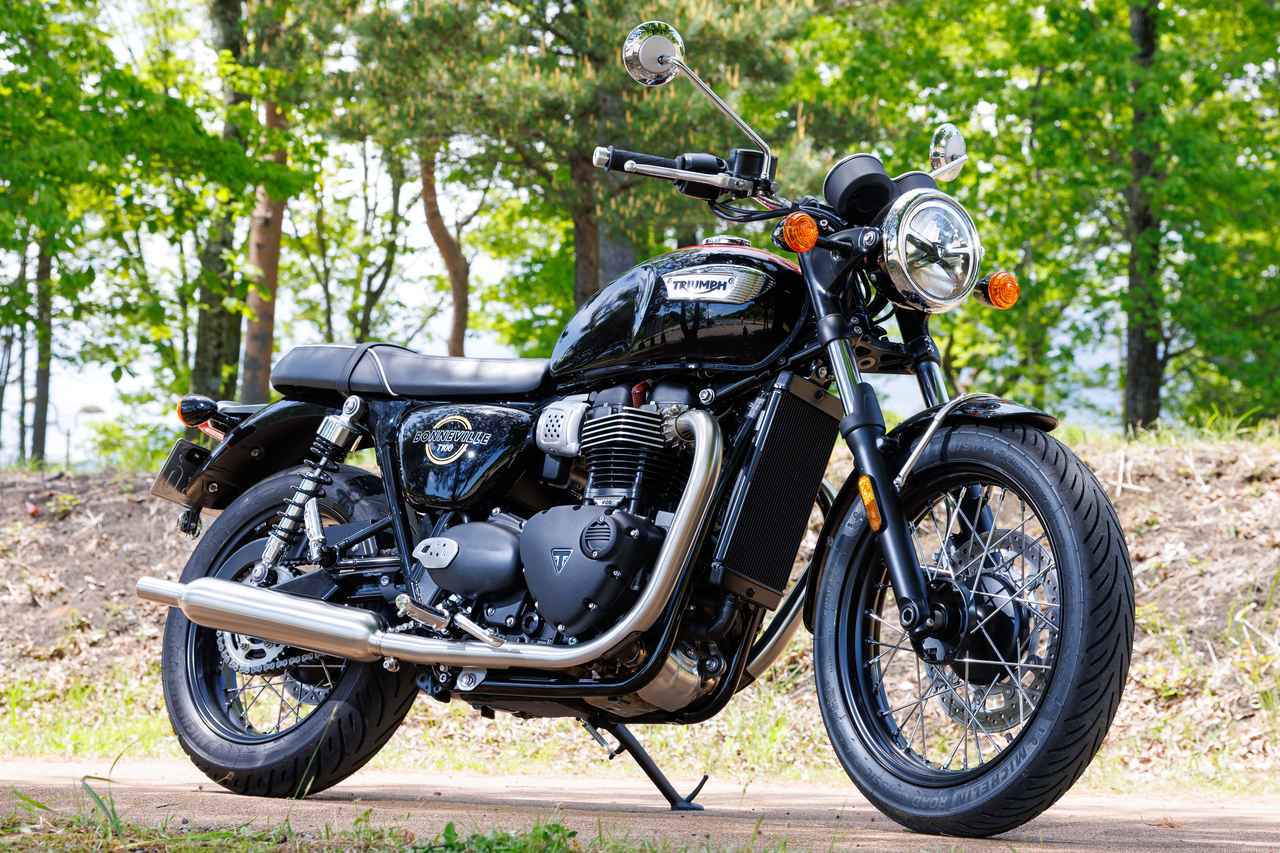 画像: TRIUMPH Bonneville T100 総排気量：900cc エンジン形式：水冷4ストOHC4バルブ並列2気筒 シート高：790mm 車両重量：228kg 価格：135万9000円 発売：2026年2月