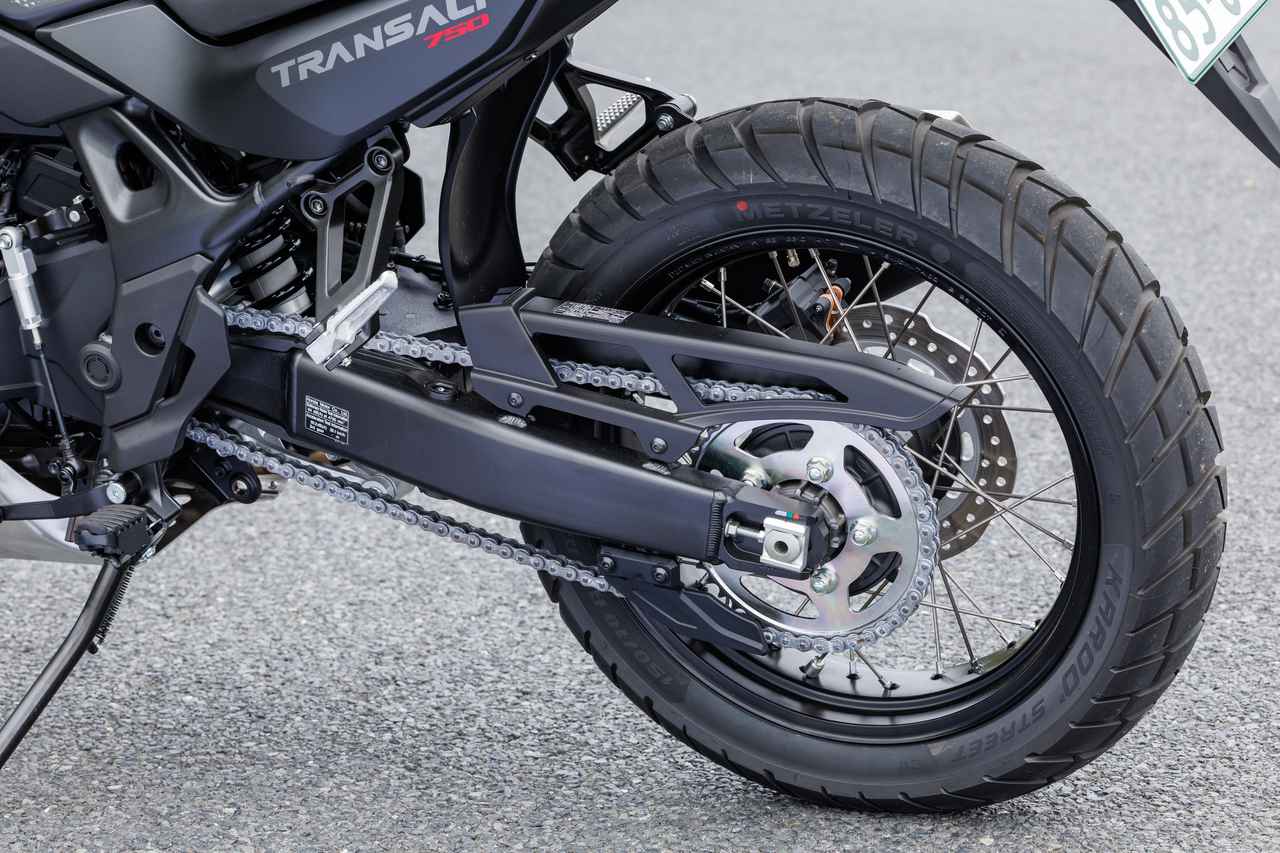 画像2: ホイールはフロント21、リア18インチ。タイヤはオンロード寄りのメッツラー製のカルー4ストリート。ブレーキは扱いやすい特性だ。